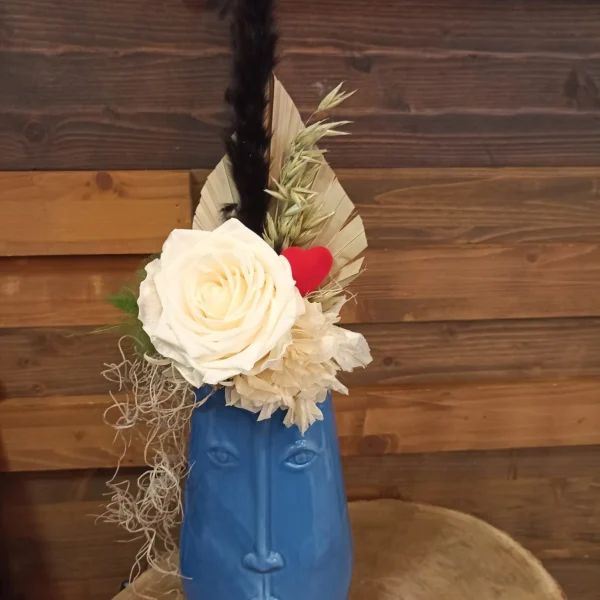 Arreglo con rosa y jarrón azul