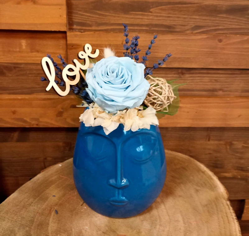 Arreglo con rosa azul Te quiero