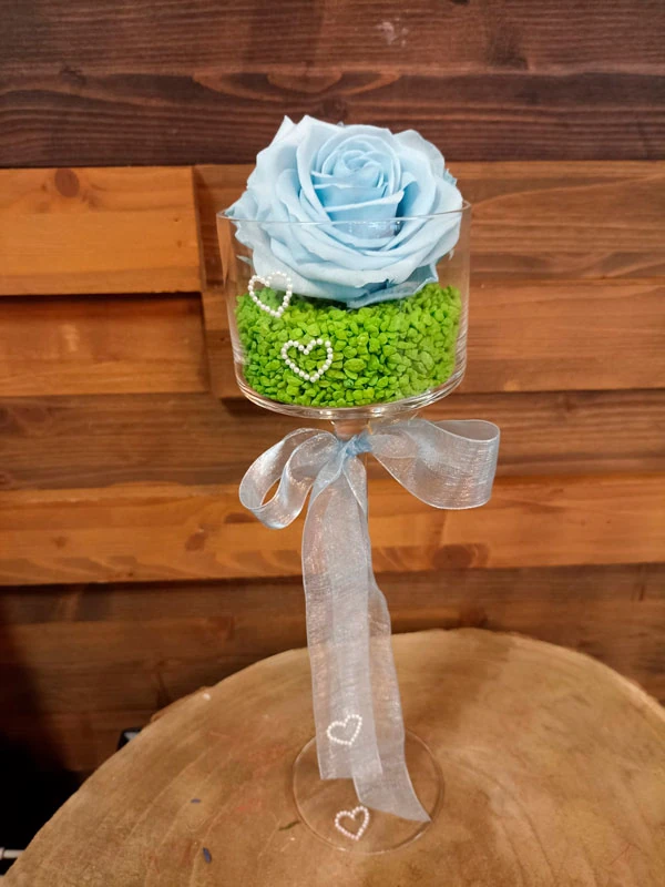 Copa alta con rosa azul