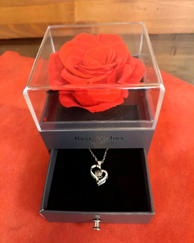 Caja colgante con rosa roja