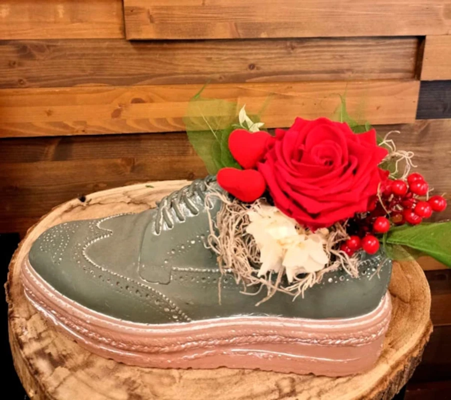 Rosa eterna con maceta de zapato