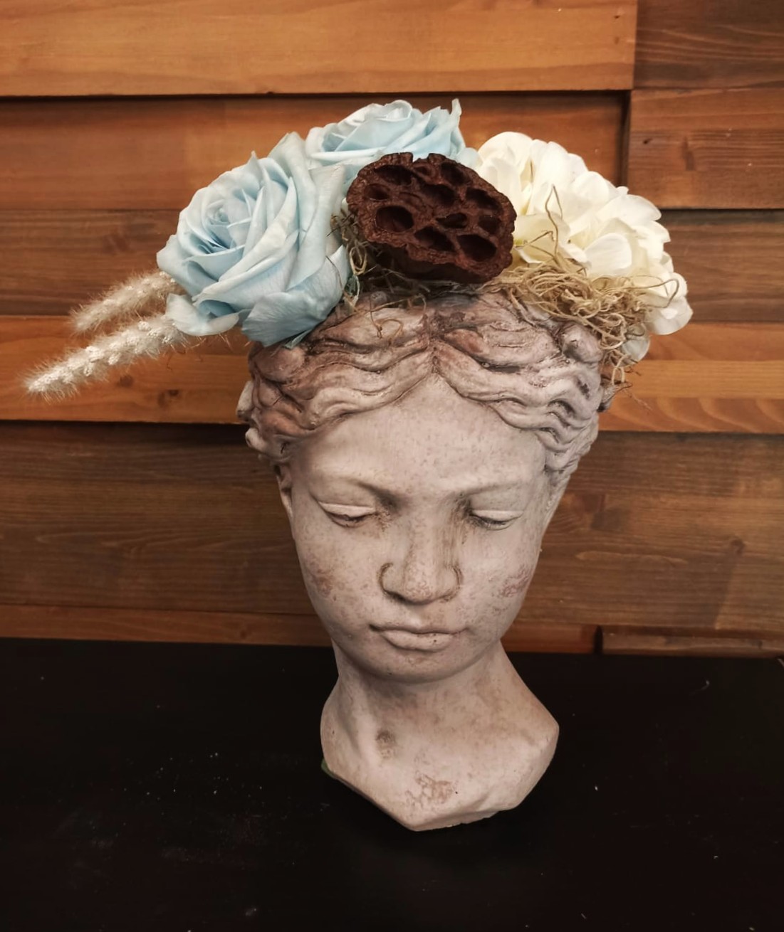 Jarrones busto de mujer con flores preservadas 4 Jarrones busto de mujer con flores preservadas - Imagen 2