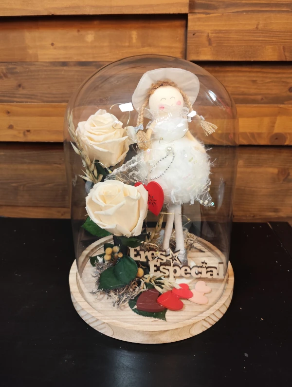 Cúpula con muñeca y rosas blancas 3 Cúpula con muñeca y rosas blancas