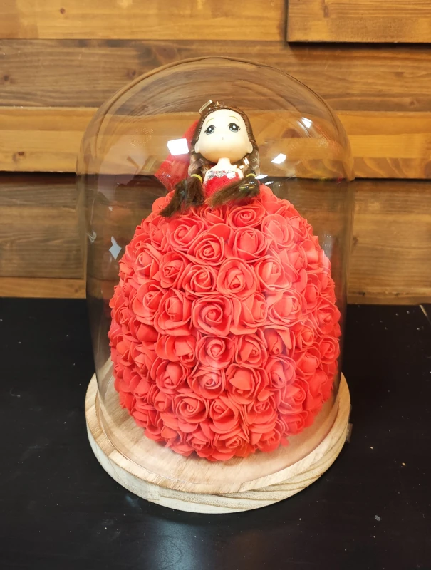 Cúpula con muñeca rosas rojas